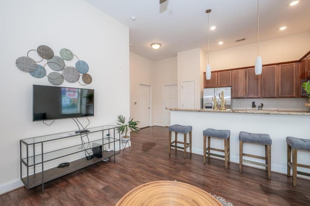 Laid Back 1Br W Comfy Living Room And Bar Charlotte Exterior photo